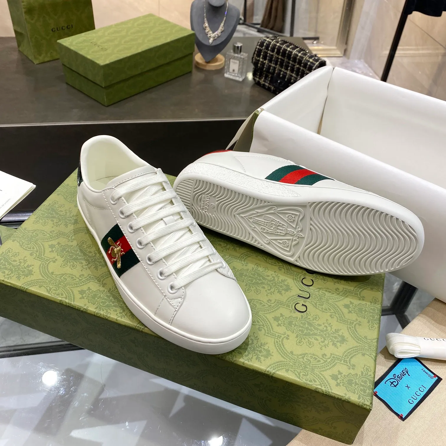 👟👟Ex-factory price👟👟Ex-factory price 520👟👟Gucci top chip version GG couple's white shoes, which have been popular in recent years; new colors are constantly updated; stars, Internet celebrities, live broadcasts, etc. will definitely plant grass to call ❤ Classic fashion style, 5D drawing printing; electric embroidery surface, etc... ✔️Fabric material: original customized cowhide color ✔️Inner material: first layer cowhide ✔️Sole material: original outsole... shiny colorful drawing/electric embroidery surface embellished on the side of the shoe body, package production process‼ ✔️Size: Women’s/35/40/Men’s/38/45